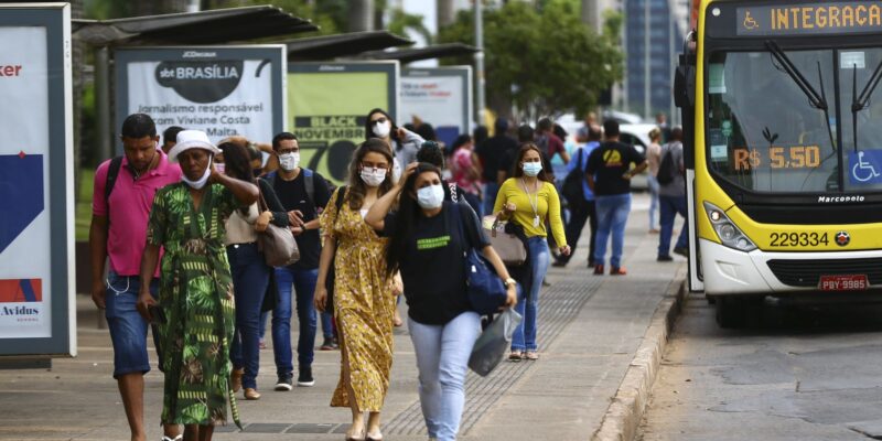 Covid-19: universidades do Rio recomendam volta do uso de máscaras