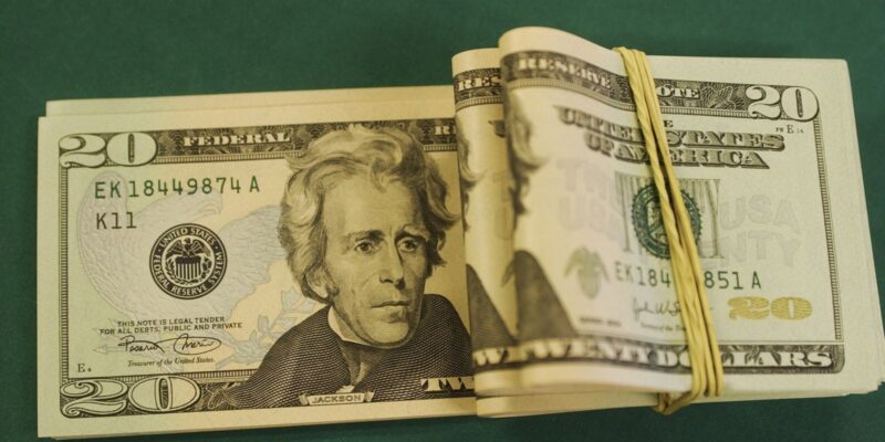 Dólar cai para R$ 5,28 com China e PEC da Transição