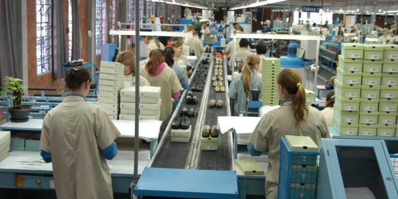 Atividade industrial desacelera em novembro, diz CNI