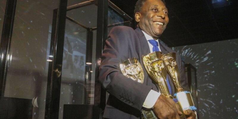 Campeões mundiais com Pelé lamentam partida do Rei do Futebol