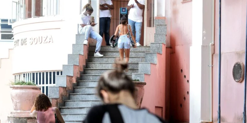 Edital concede bolsa e recursos para pesquisadores negros e indígenas