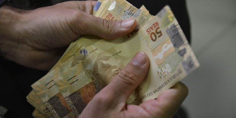 Índice de Confiança do Consumidor recua 2,2 pontos em janeiro, diz FGV