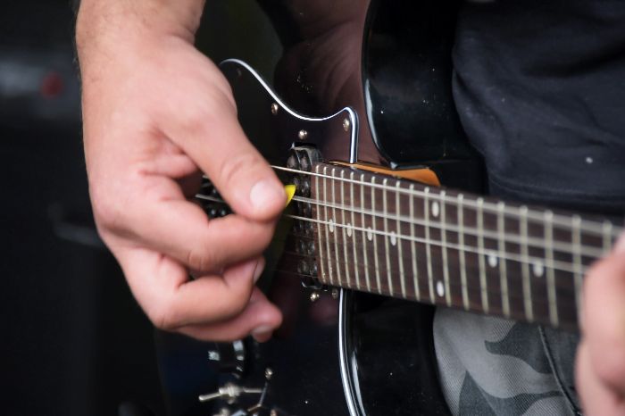 MÚSICA NA FEIRA DESTE DOMINGO, 29, PROMETE ANIMAR O PÚBLICO COM ROCK NACIONAL E POP ROCK