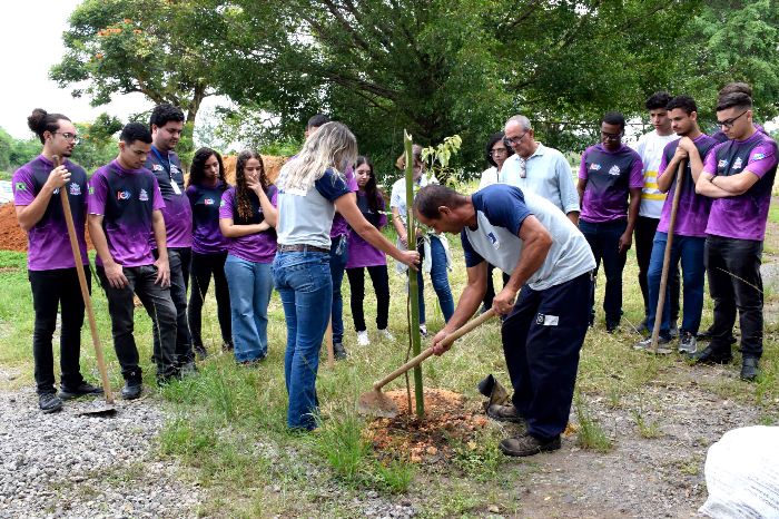 63 MUDAS DE ÁRVORES DE MATA ATLÂNTICA SÃO PLANTADAS EM FRENTE À ÁREA DE EXPOSIÇÕES