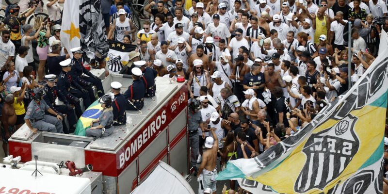 Após fim do velório, corpo de Pelé sai em cortejo por ruas de Santos