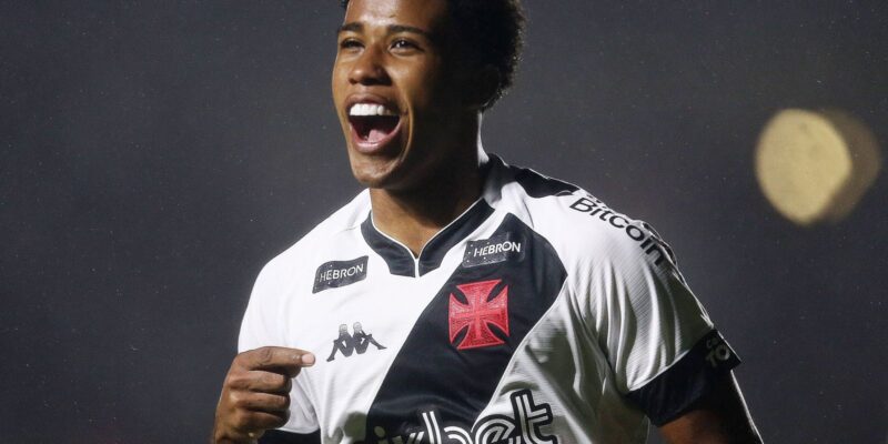 Chelsea anuncia oficialmente o meio-campista Andrey Santos