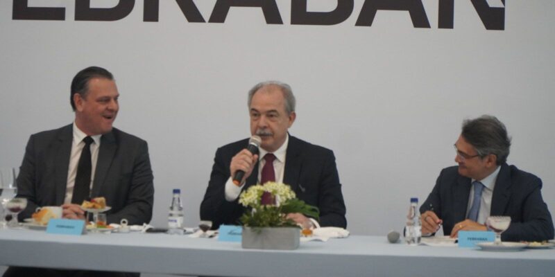 Após encontro com Febraban, Mercadante defende redução na TLP