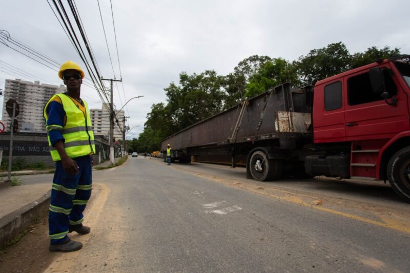 Mobilidade Urbana: vigas para construção de nova ponte começam a ser içadas em Volta Redonda