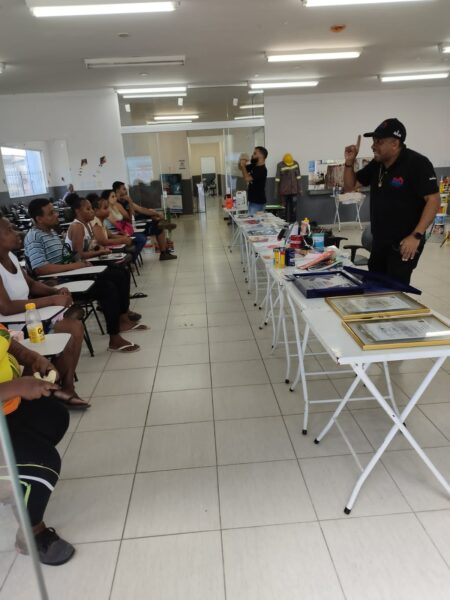 Prefeitura de Volta Redonda promove oficina de pintura com intérprete de Libras