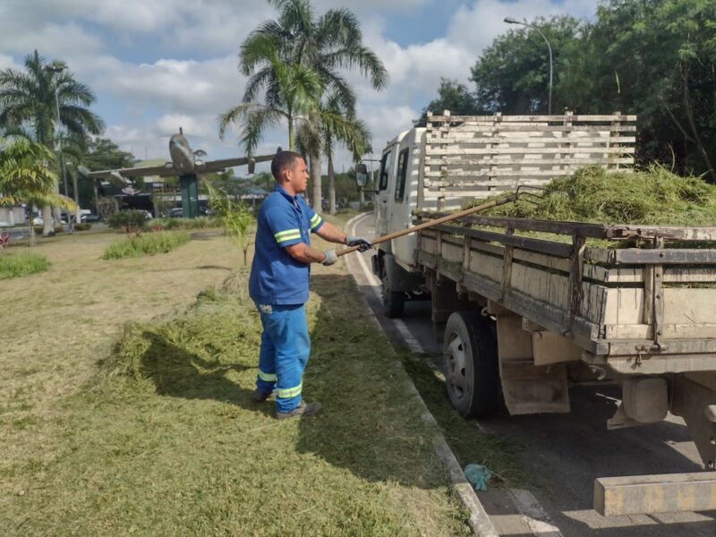 Prefeitura faz roçada, retira entulhos e tapa-buracos nesta sexta-feira