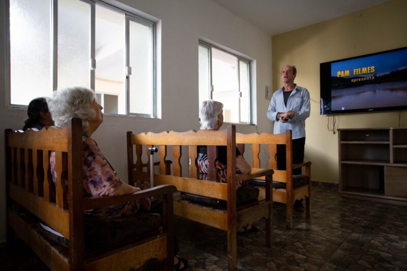 Projeto ‘Cine Memória’ leva cultura e diversão para asilos de Volta Redonda