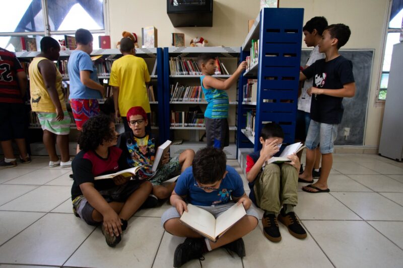 Volta Redonda: ‘Colônia de Férias de Verão’ da prefeitura tem passeios culturais à Biblioteca Municipal e ao Memorial Zumbi