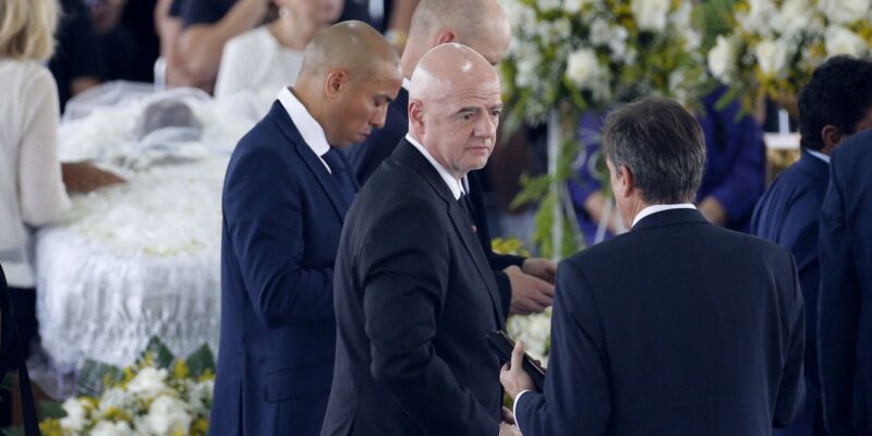 Presidente da Fifa cita dom de Pelé "tocar corações e emoções"