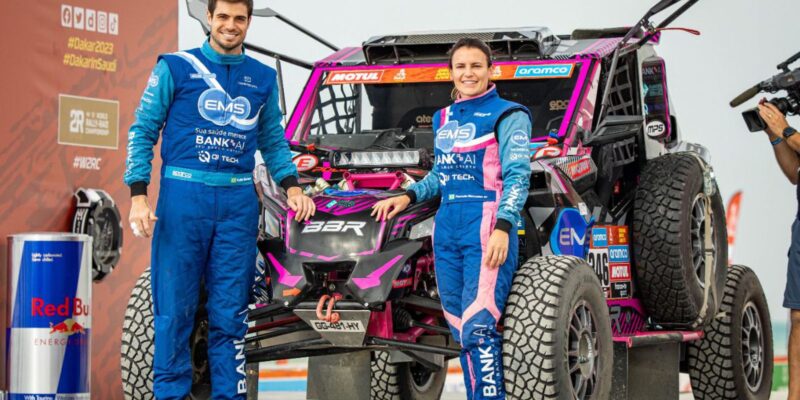 Catarinense é primeira brasileira a competir como pilota no rali Dakar