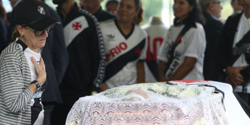 Fãs de Roberto Dinamite se despedem do craque vascaíno em São Januário