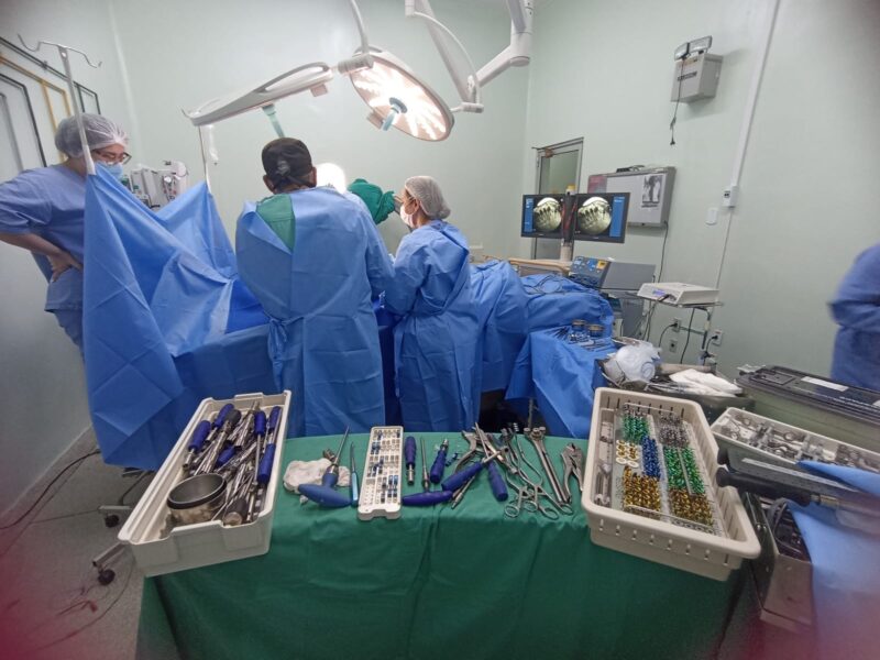 ‘Coluna Reta’: adolescente que aguardava operação há 5 anos é submetida a cirurgia em Volta Redonda