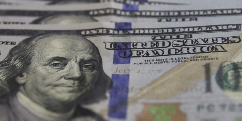 Dólar cai para R$ 5,16 na última sessão antes do carnaval