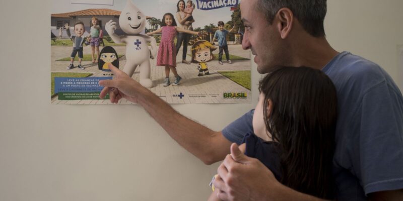 Comunicação sobre vacinas deve ser permanente, dizem especialistas