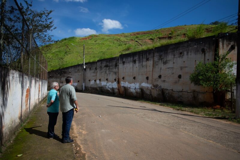 Prefeitura age preventivamente para evitar queda de muro em Volta Redonda