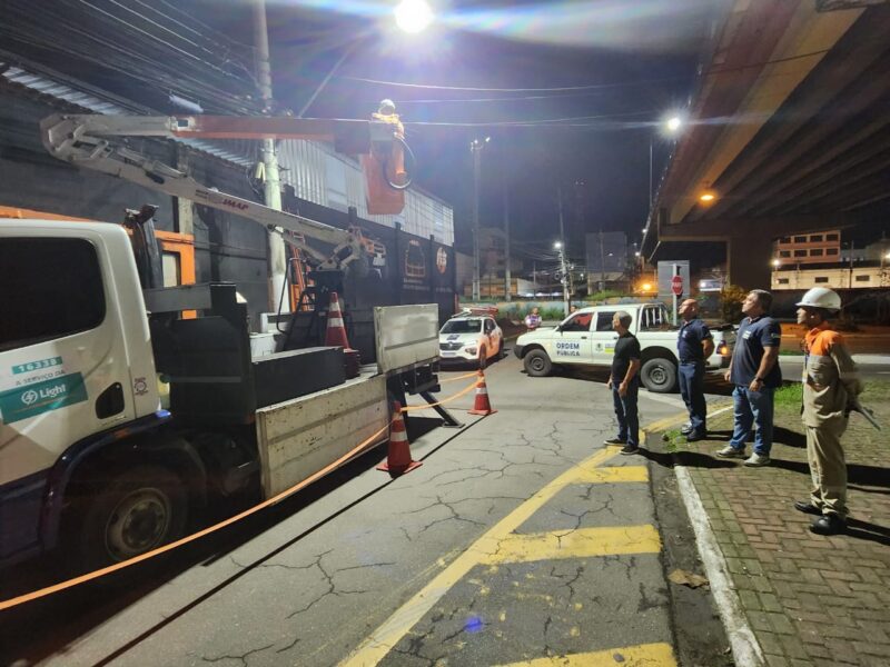 Prefeitura inicia remoção de fios e cabos inoperantes e irregulares de postes em Volta Redonda