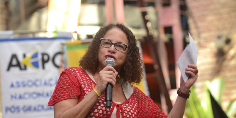 Ministra assegura reajuste de bolsas de pesquisa ainda no 1º semestre