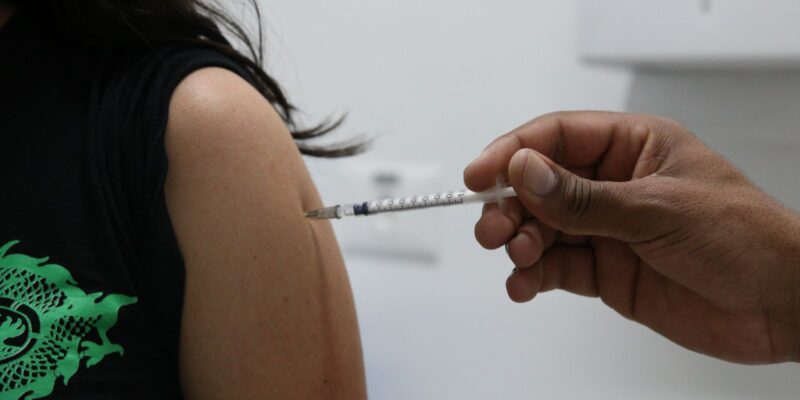 Covid-19: Rio começa a aplicar vacina bivalente em grupo prioritário
