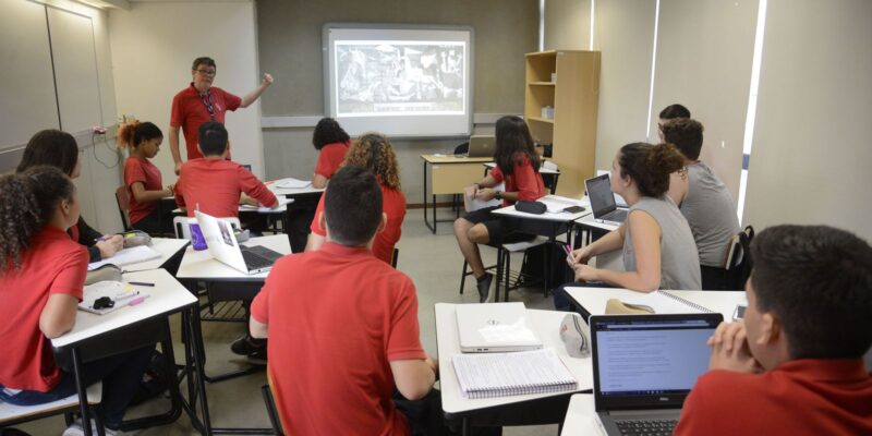 Meninas têm poucas referências em exatas e dificuldade em matemática