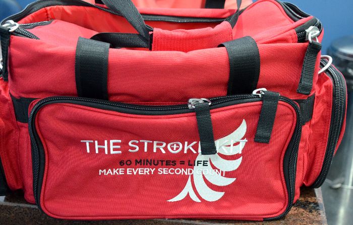 HOSPITAL MUNICIPAL DE EMERGÊNCIA RECEBE A STROKE BAG DO PROJETO ANGELS NESTA QUARTA-FEIRA, DIA 22
