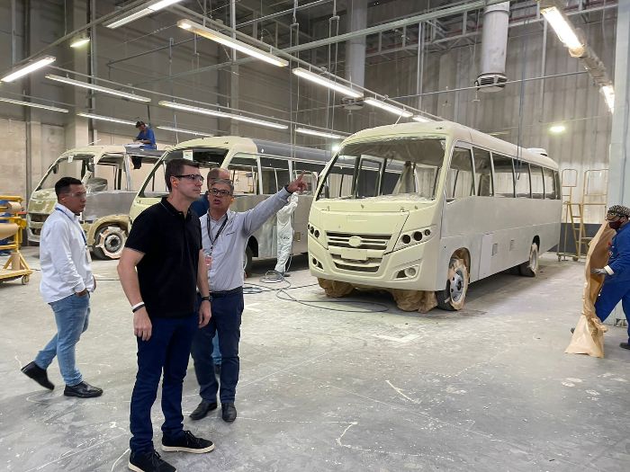 PREFEITO E SECRETÁRIO DE GOVERNO DE RESENDE VISITAM FÁBRICA ENCARROÇADORA PARA VISTORIAR NOVOS VEÍCULOS DO TRANSPORTE PÚBLICO