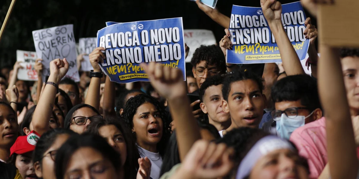 Estudantes fazem passeata pela revogação do novo ensino médio em SP