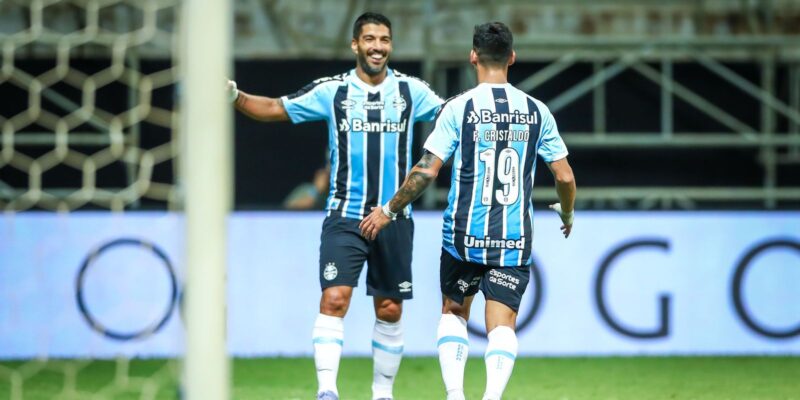Grêmio vence no Mané Garrincha e avança na Copa do Brasil