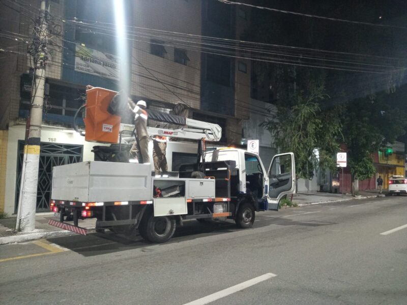Limpeza em postes retira quase 600 quilos de cabos e fios desnecessários em Volta Redonda