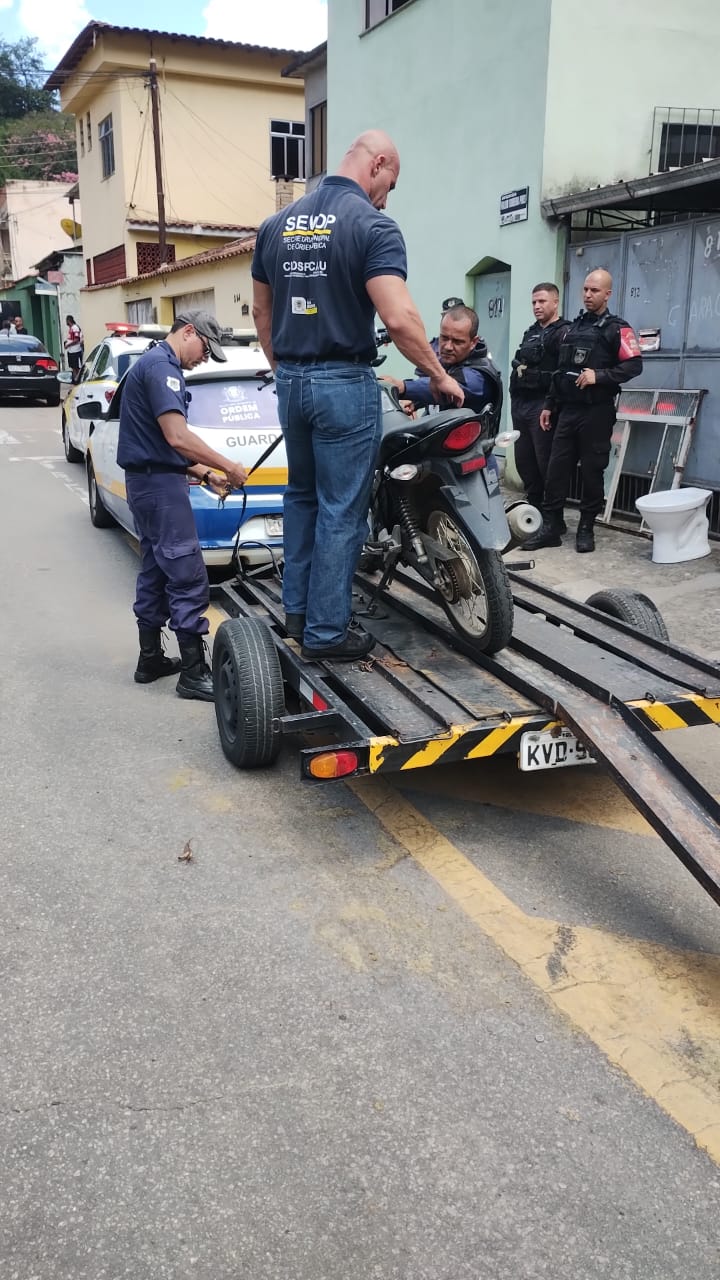 Ordem Pública retira das ruas moto sem placa e que obstruía calçada na Vila Brasília