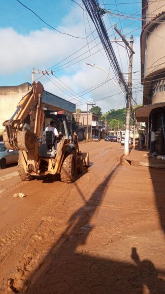 Prefeitura de Volta Redonda limpa e desobstrui vias após forte chuva