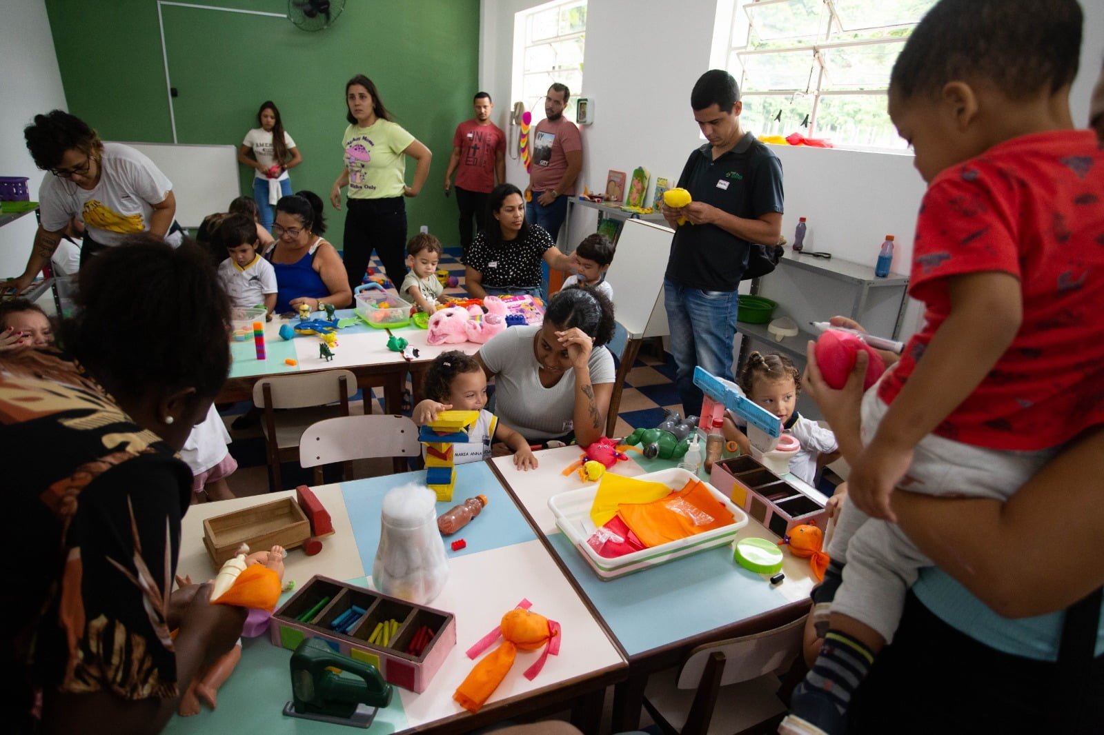 Volta Redonda: pais e alunos participam do primeiro dia de aula da Creche Municipal Ayrton Senna