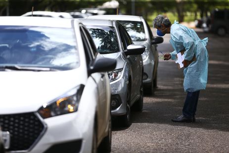 Marcelo Camargo/Agência Brasil Vacinação drive-thru contra a covid-19 no Parque da Cidade, em Brasília.