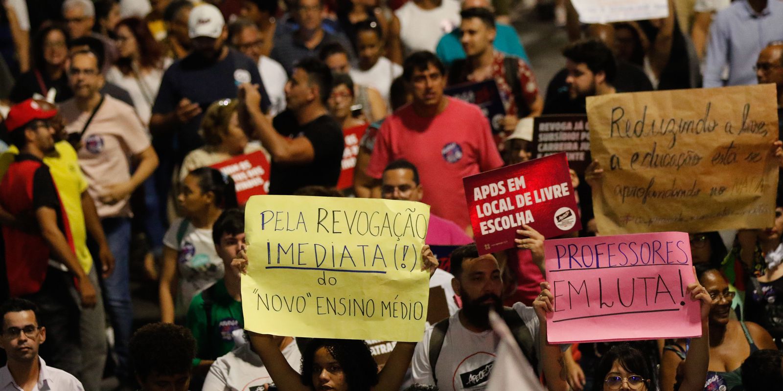 Estudantes fazem passeata pela revogação do novo ensino médio em SP