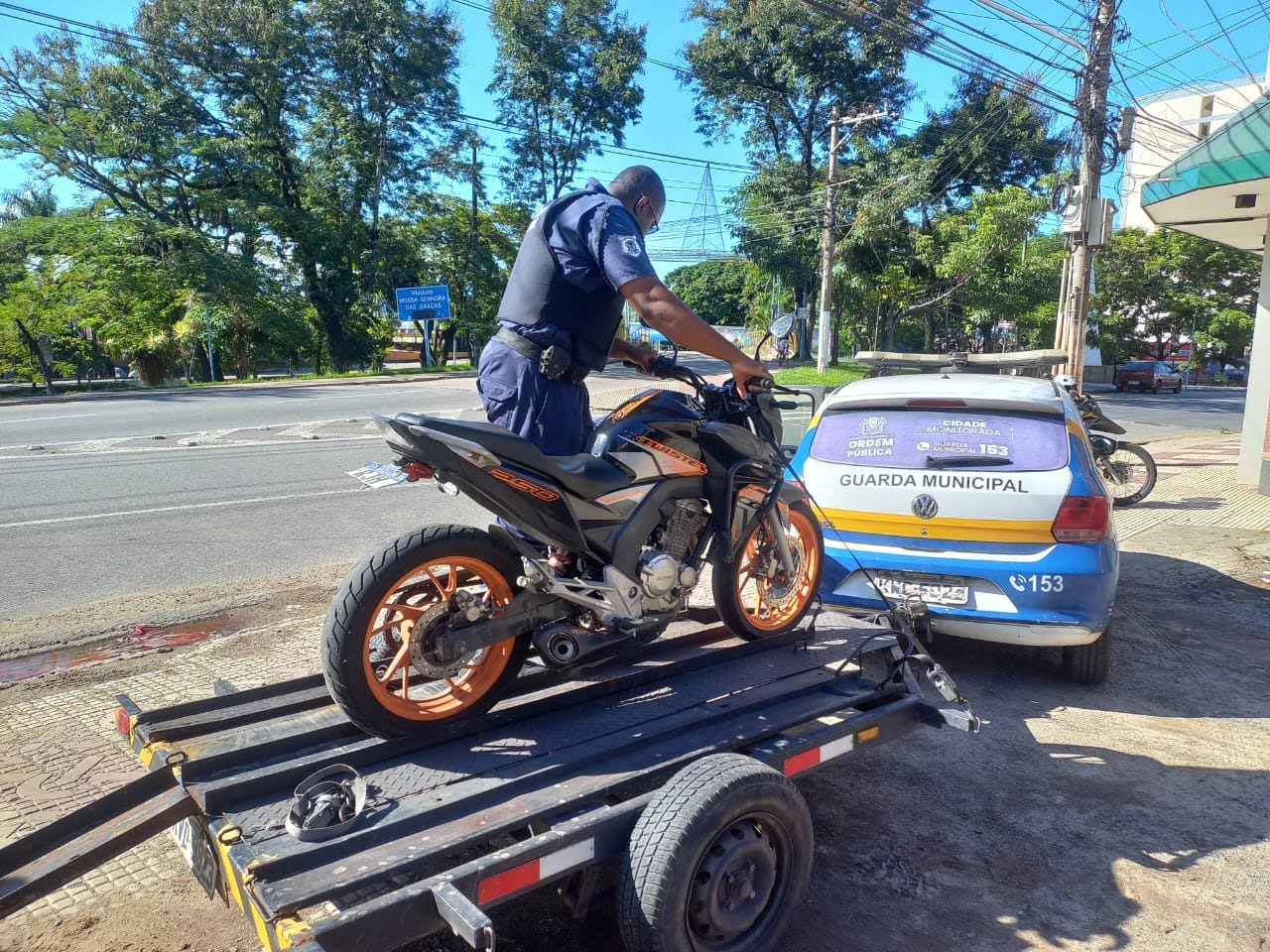 Guarda Municipal de Volta Redonda flagra e recolhe moto barulhenta no bairro Laranjal