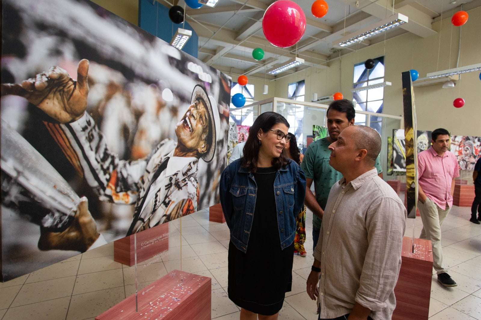 Volta Redonda recebe exposição de fotógrafo italiano sobre o Carnaval