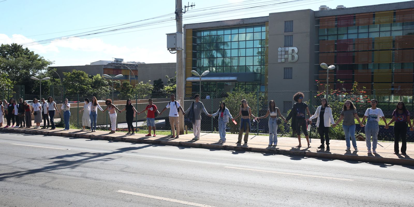 Institutos federais fazem ato pela paz no Dia Mundial da Educação
