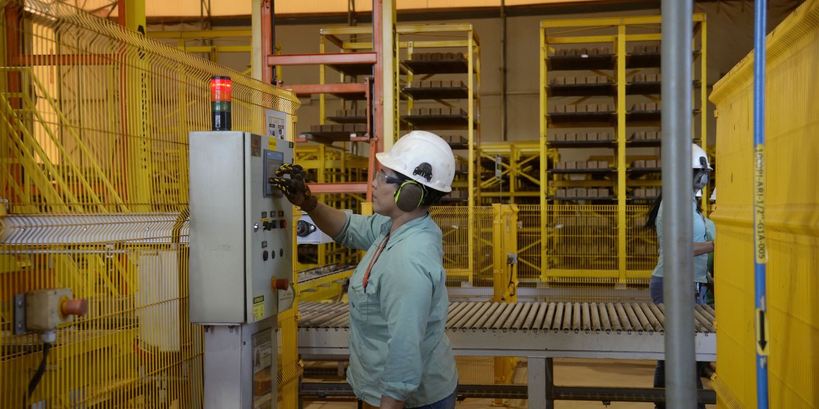 Produção industrial caiu 0,2% em fevereiro 