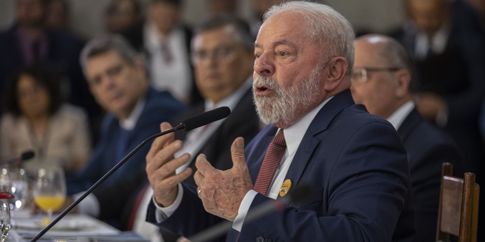 "Não vamos transformar escolas em prisão", diz Lula
