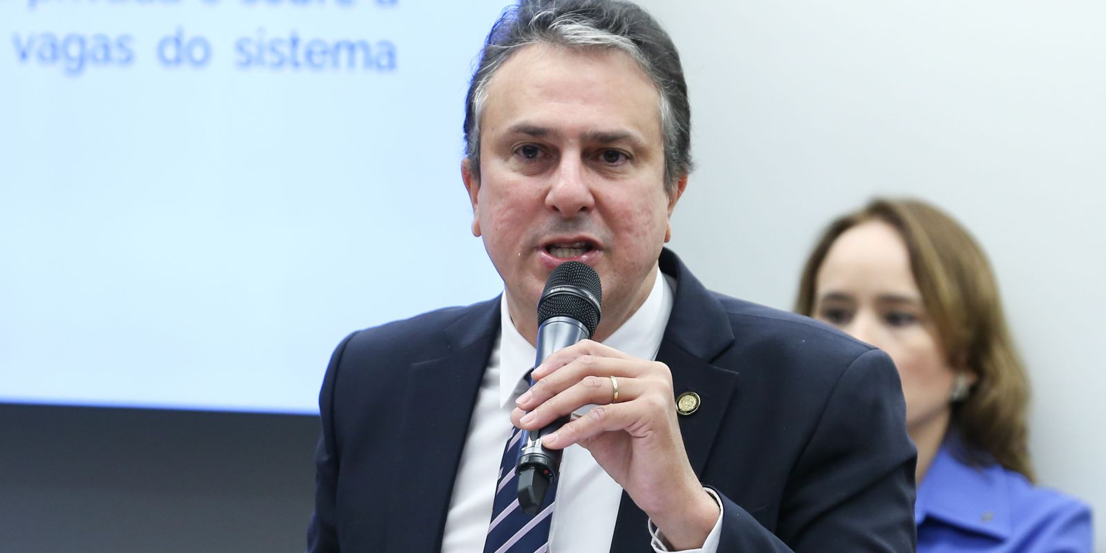 Ministro descarta prioridade para escolas cívico-militares
