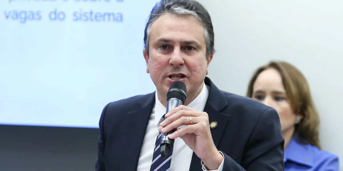 Ministro descarta prioridade para escolas cívico-militares