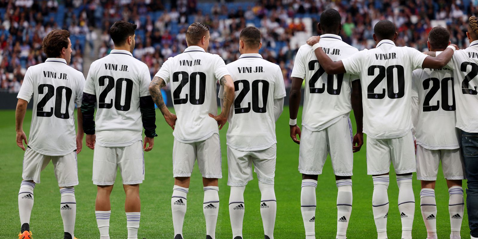 Vinicius Júnior recebe apoio durante jogo do Real Madrid