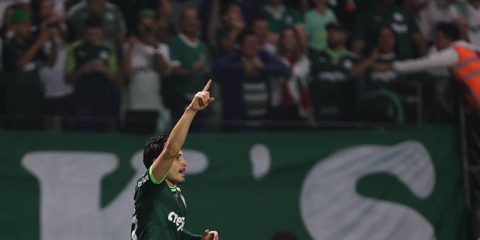 Brasileiro: Palmeiras goleia Grêmio para dormir na liderança