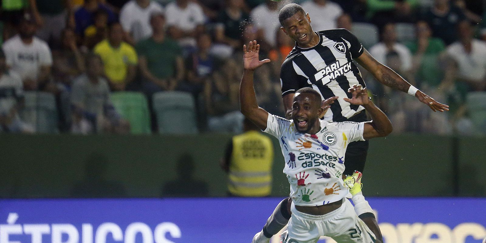 Goiás bate líder Botafogo e deixa zona do rebaixamento do Brasileiro