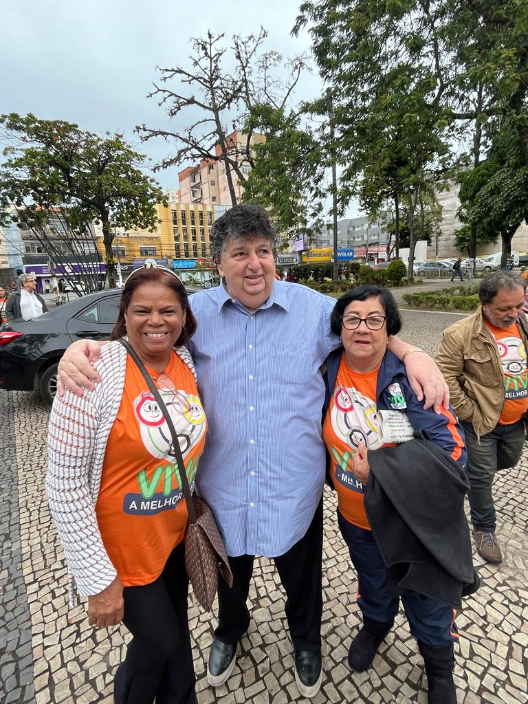 Neto ganha parabéns no embarque da Melhor Idade para Caxambu-MG