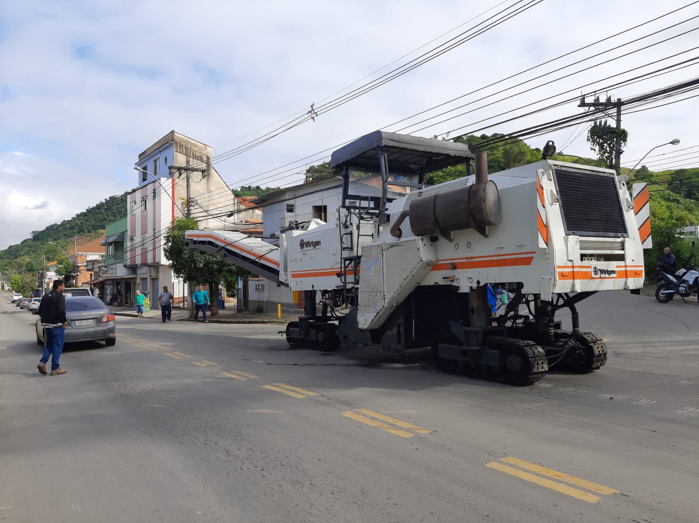 Prefeitura de Volta Redonda inicia asfaltamento no Pinto da Serra e segue trabalho no Roma