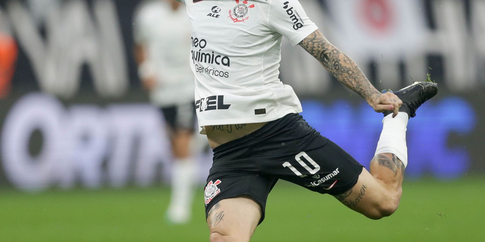 Corinthians faz 2 a 0 no Fluminense e deixa Z4 do Brasileirão